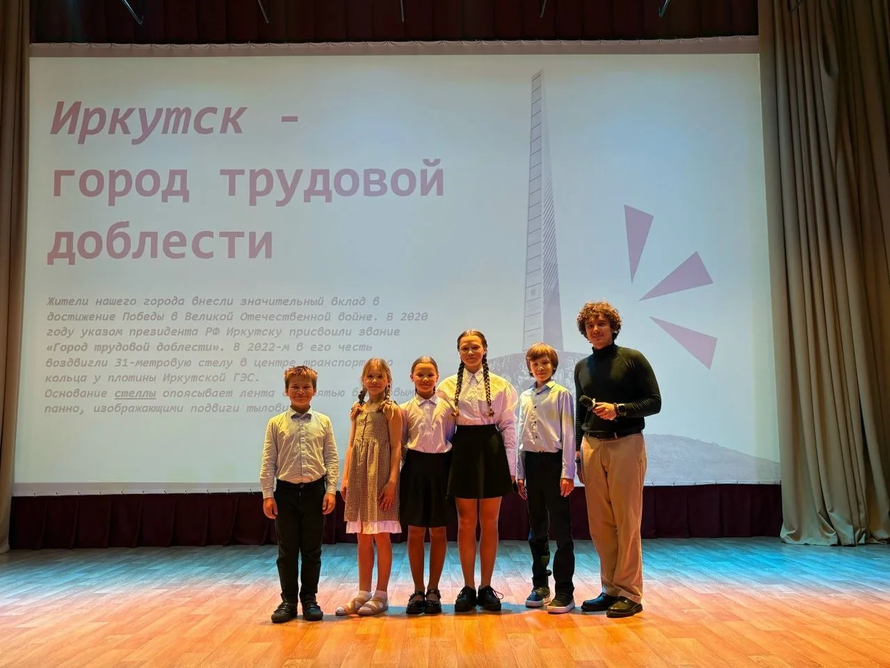 Наша ученица Варвара Попова запустила важный проект "Такие же, как и вы". На сцене актёры от своего 