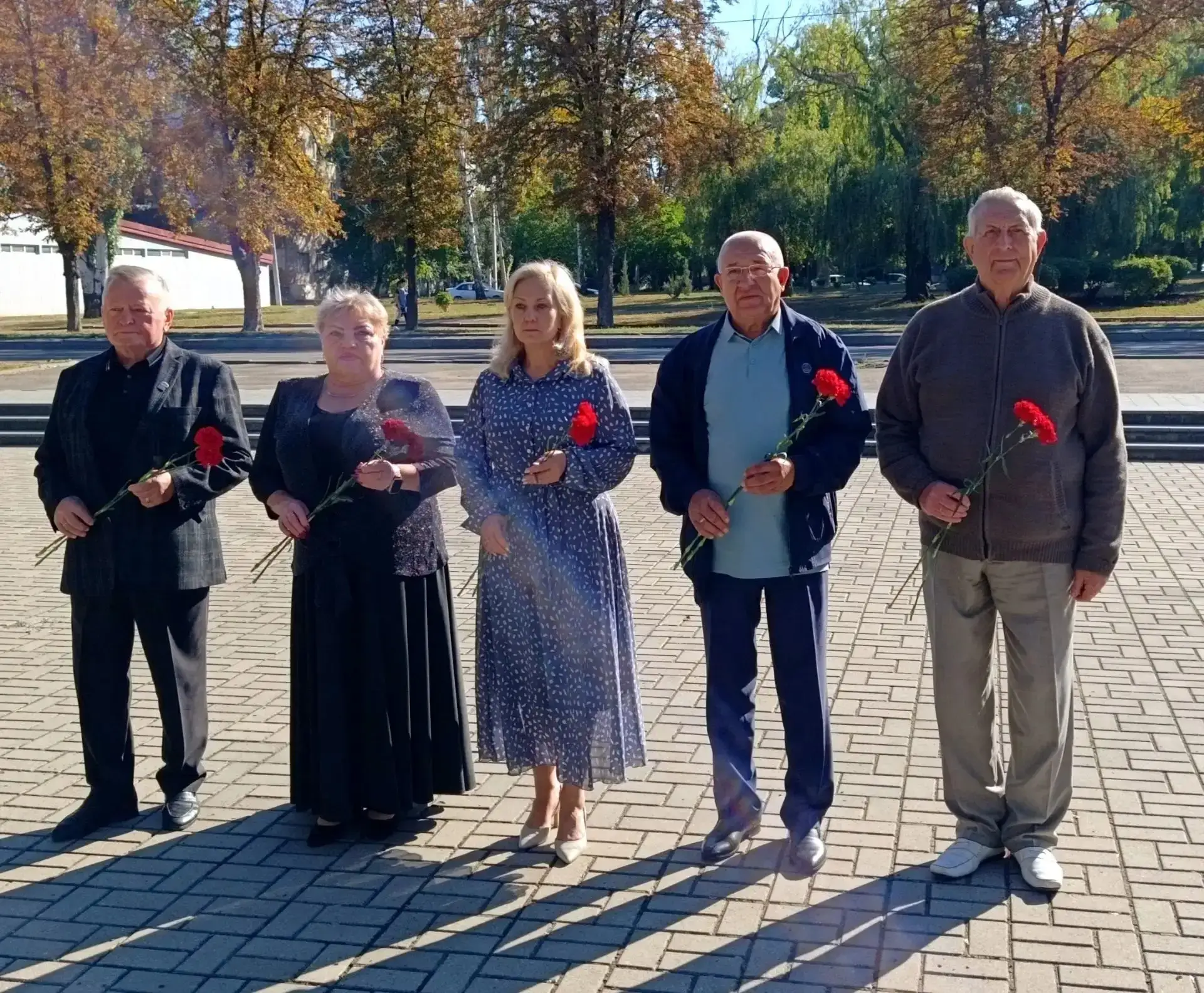 В Петровском районе г. Донецка прошла церемония возложения цветов к памятнику «Петровча...