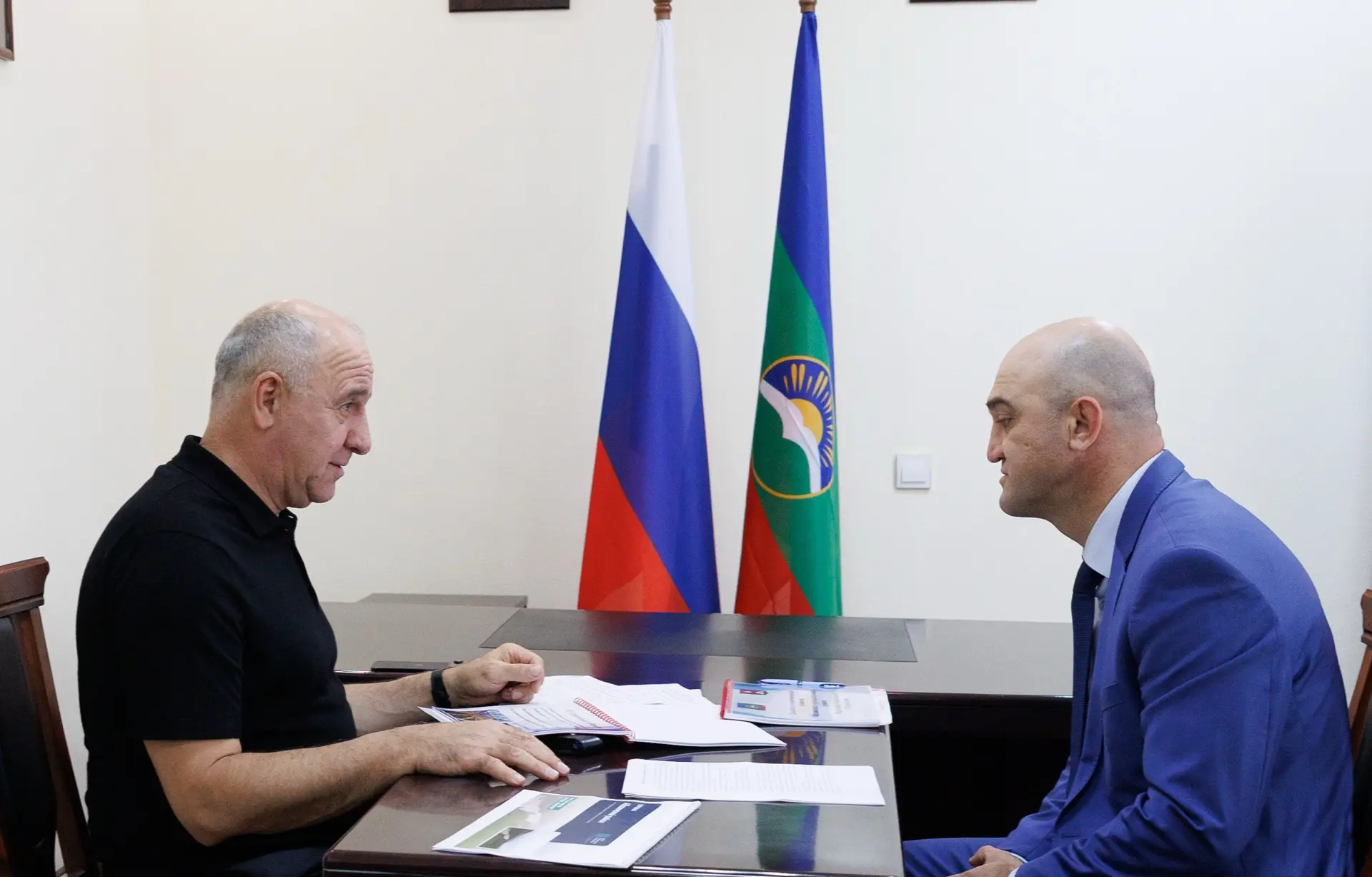 Провел двустороннюю встречу с главой администрации Абазинского района Русланом Кужевым....