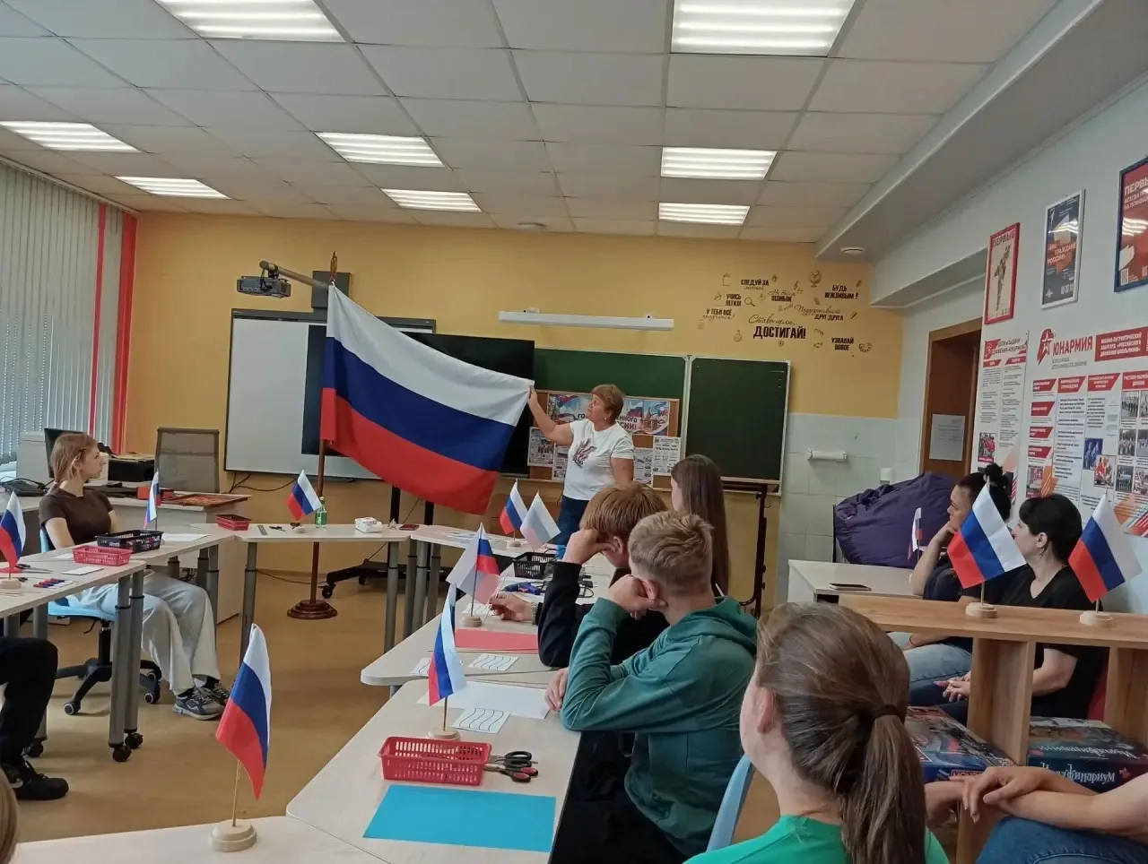 Белый, синий, красный — главные цвета сегодняшнего дня в нашей мастерской! 🤍