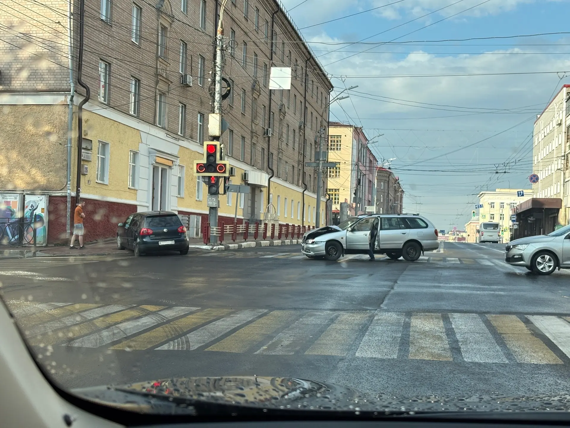7:10 пересечение улицы Горького и проспекта Ленина. Все живы!