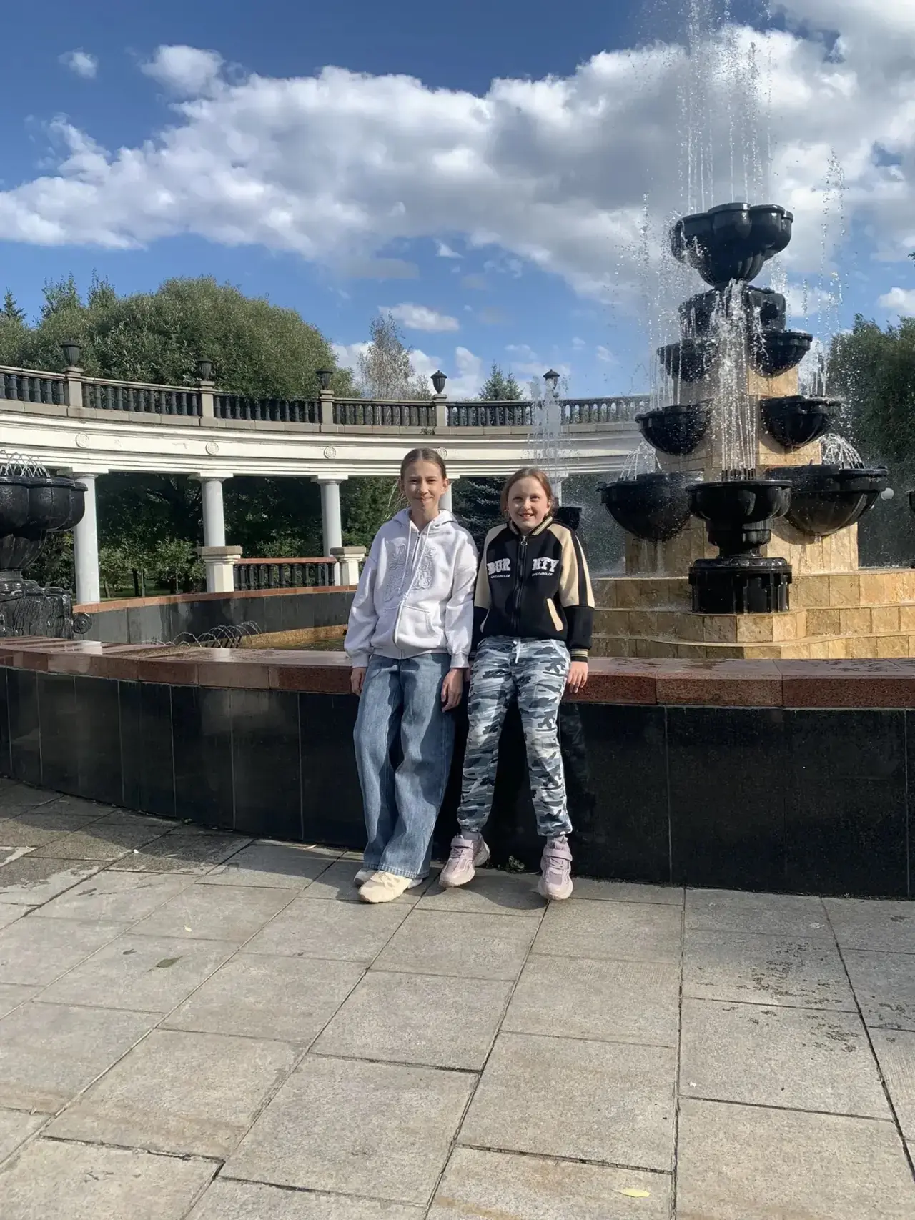 Тем временем Дашуля с подружкой отдыхают после школы😀😀😀