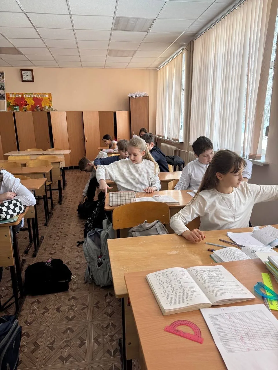 Вести с урока👩🏻‍🏫  На уроке наглядной геометрии (учитель Аленькина Н.И.) учащиеся 5В класса познаком