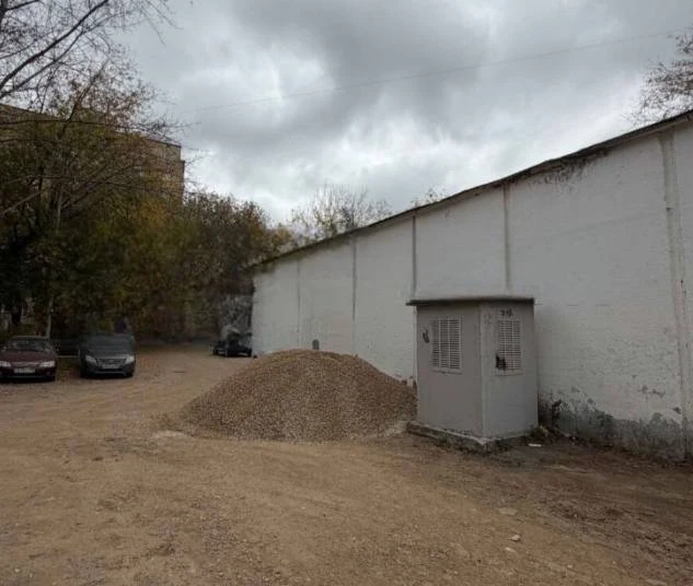🚧 Стройматериалы заняли часть двора в Чертаново