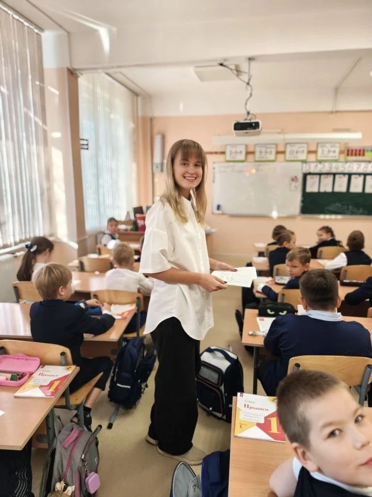 ❗️Всем привет❗️Мы - 10В класс.  Мы очень разные, но очень дружные. Мы активные и веселые. Любим теат