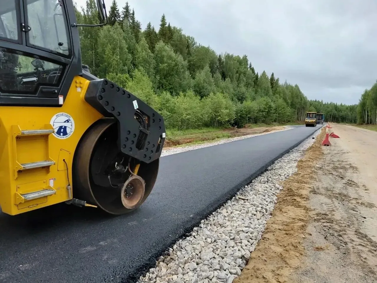 🚜В Кировской области по нацпроекту «Инфраструктура для жизни» продолжается обновление дорог на севе