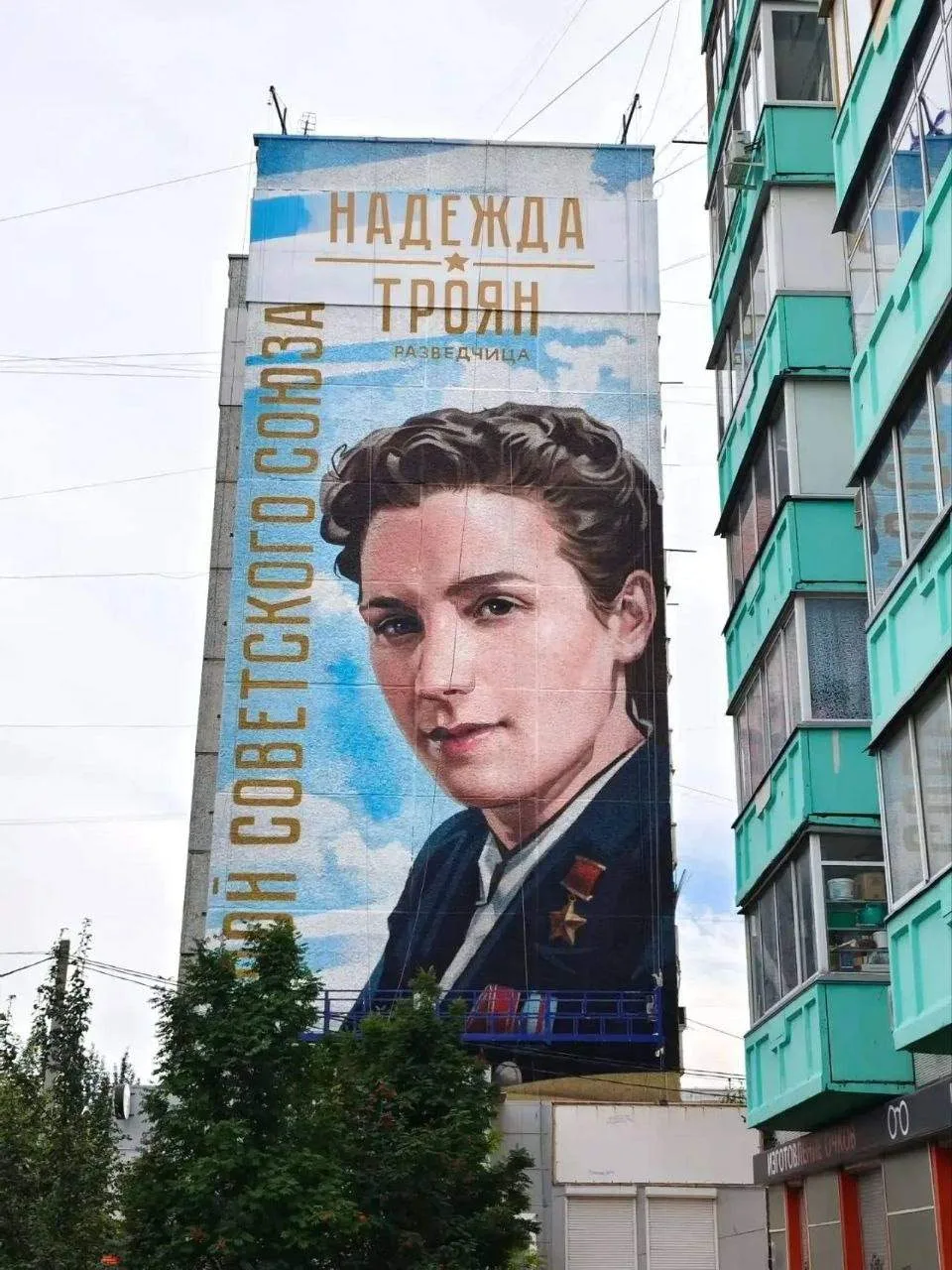 На улице 9 Мая появились 2 портрета