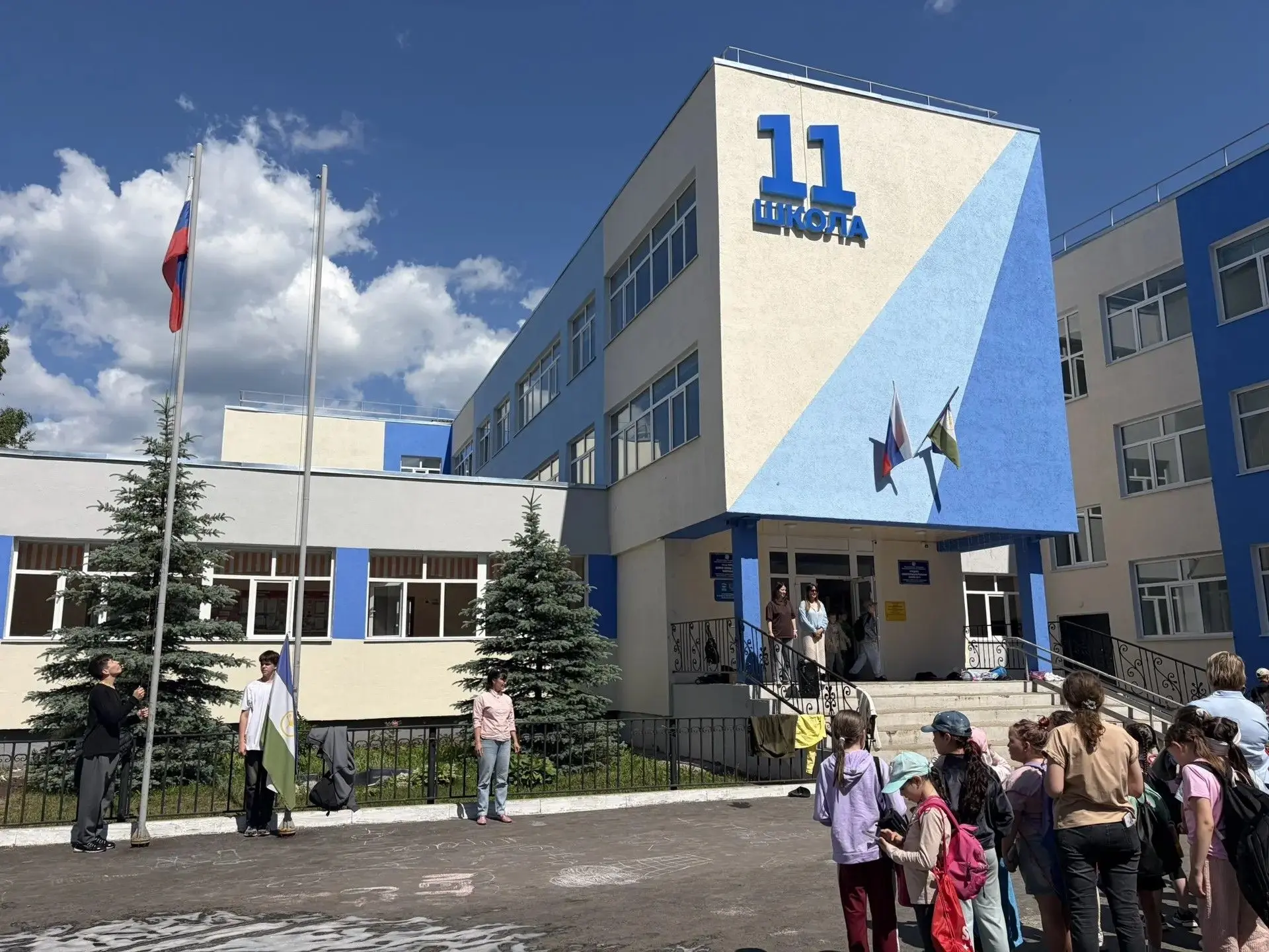 💥Ещё один яркий день в пришкольном лагере! ☀️
Ребята из 1-го отряда посетили концерт во Дворце моло