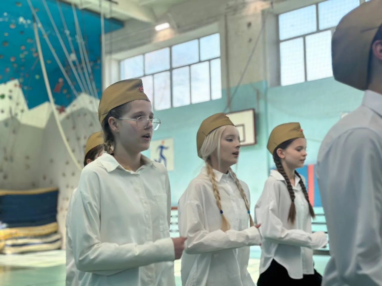 🪖🎖️Школьный смотр строя и песни  17 февраля в нашей школе прошел смотр строя и песни, который стал ч
