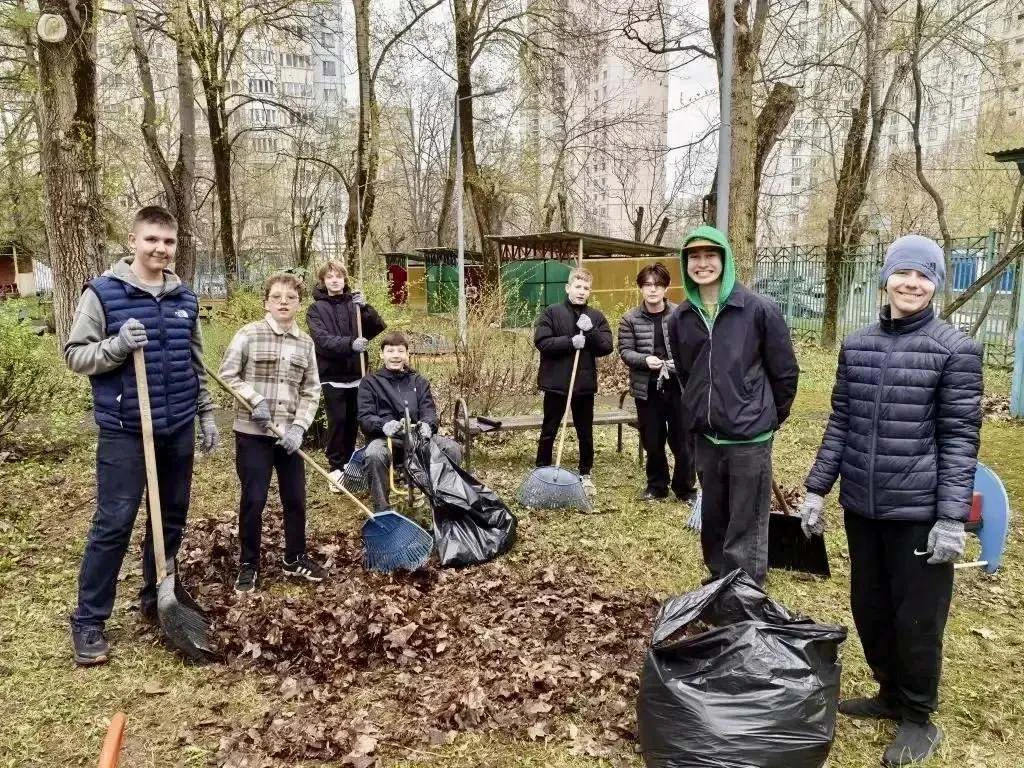 🌿 Субботник с душой: наш волонтёрский отряд наводит чистоту! 🌿  Наш школьный волонтёрский отряд выше