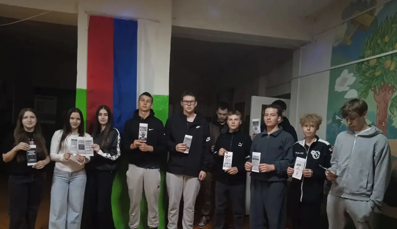 Работники Ломатского сельского клуба провели для молодёжи акцию «Буклет безопасности», посвящённую а