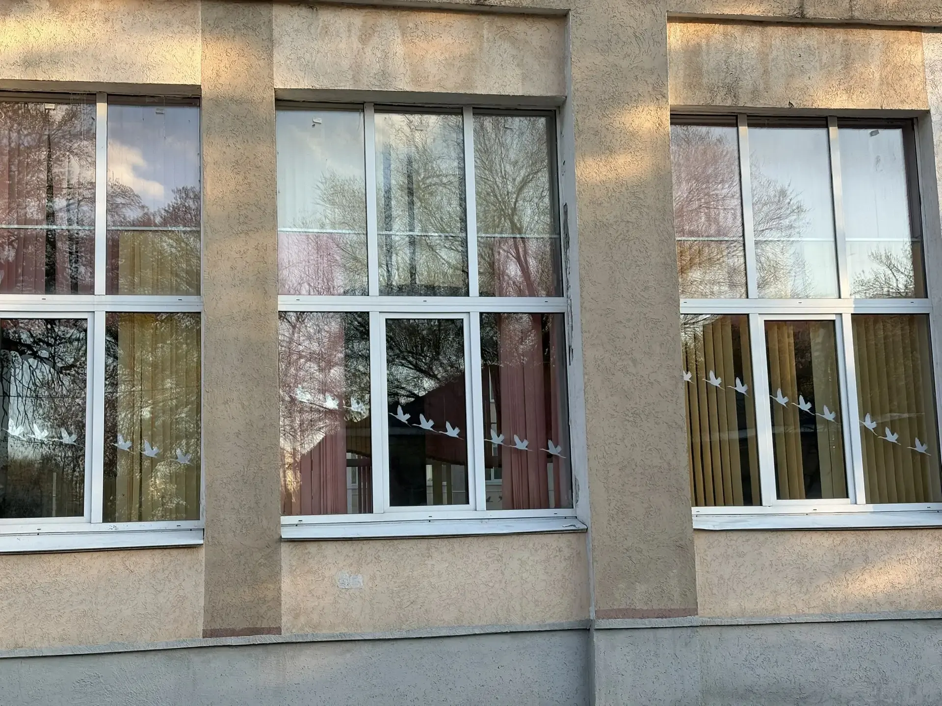🎗️ Наша школа присоединилась к акции «Окна Победы»!  В преддверии великого праздника — Дня Победы — 