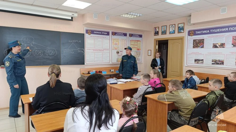 🟠 Маленькие гости в мире больших подвигов   В пожарно-спасательной части № 1 г. Орла прошла познават