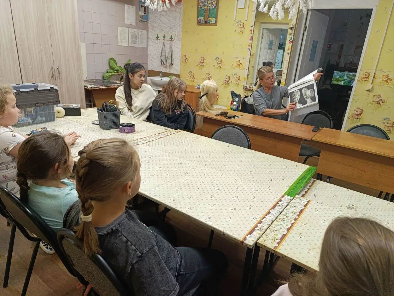 В детско-подростковом клубе "Полёт" состоялся мастер-класс по причёскам для девочек.