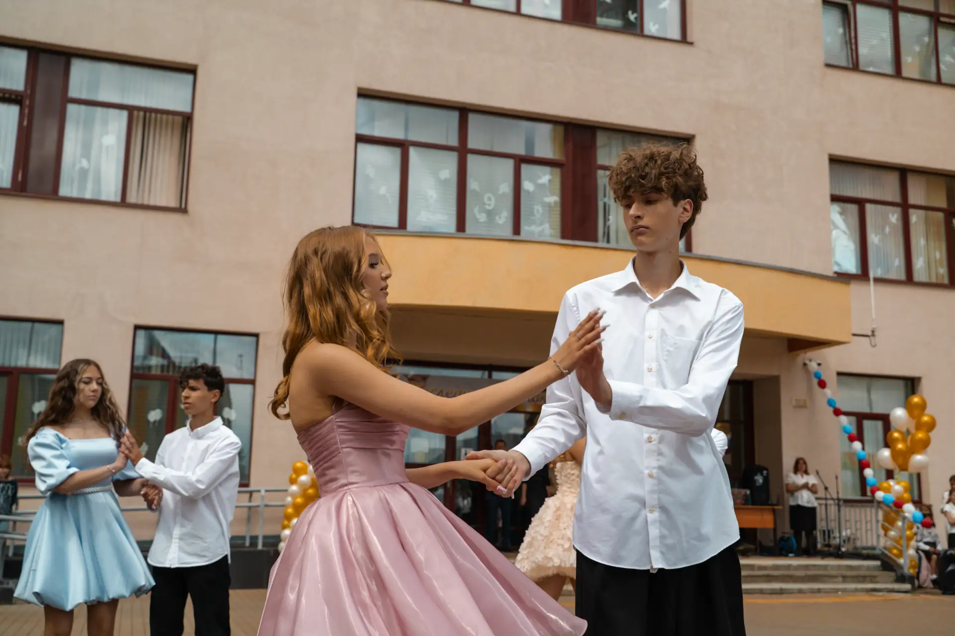 🎓🔔Вот и прозвенел Последний звонок для выпускников школы на Рублёвском шоссе!  📅 Этот день — не прос