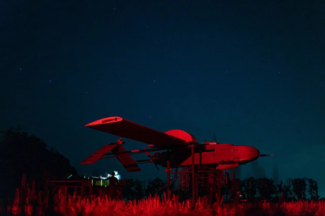 Модернизированный украинский дрон-камикадзе FP-1 с дополнительными топливными баками на крыльях, обе
