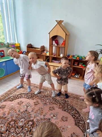 Утренняя зарядка— это обязательная часть режима дня в детском саду. Она помогает детям проснуться, в