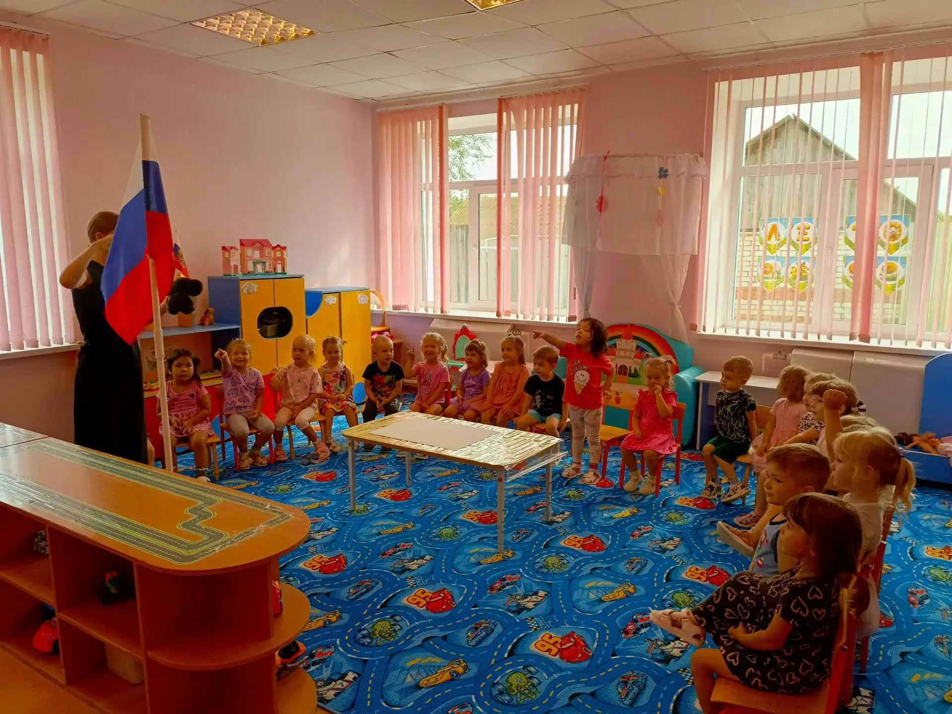 Вчера к нам в гости заглянул Чебурашка! Он пришёл не с пустыми руками, а с тёплыми позд...