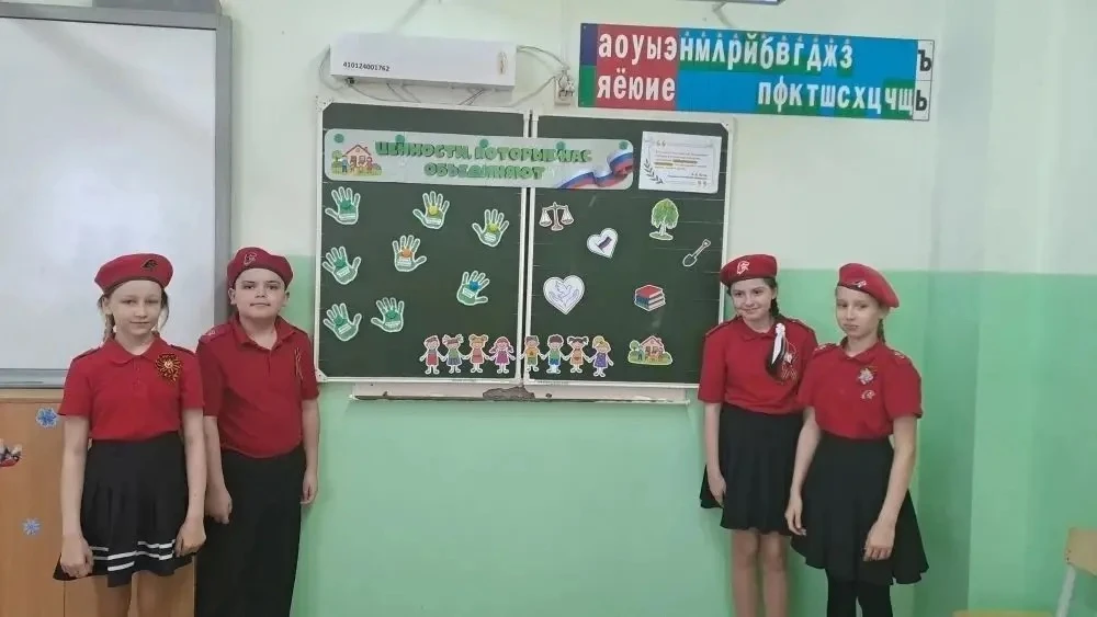 📚Сегодня в нашей школе прошли «Разговоры о важном» на тему «Ценности, которые нас объединяют».   📸Пр