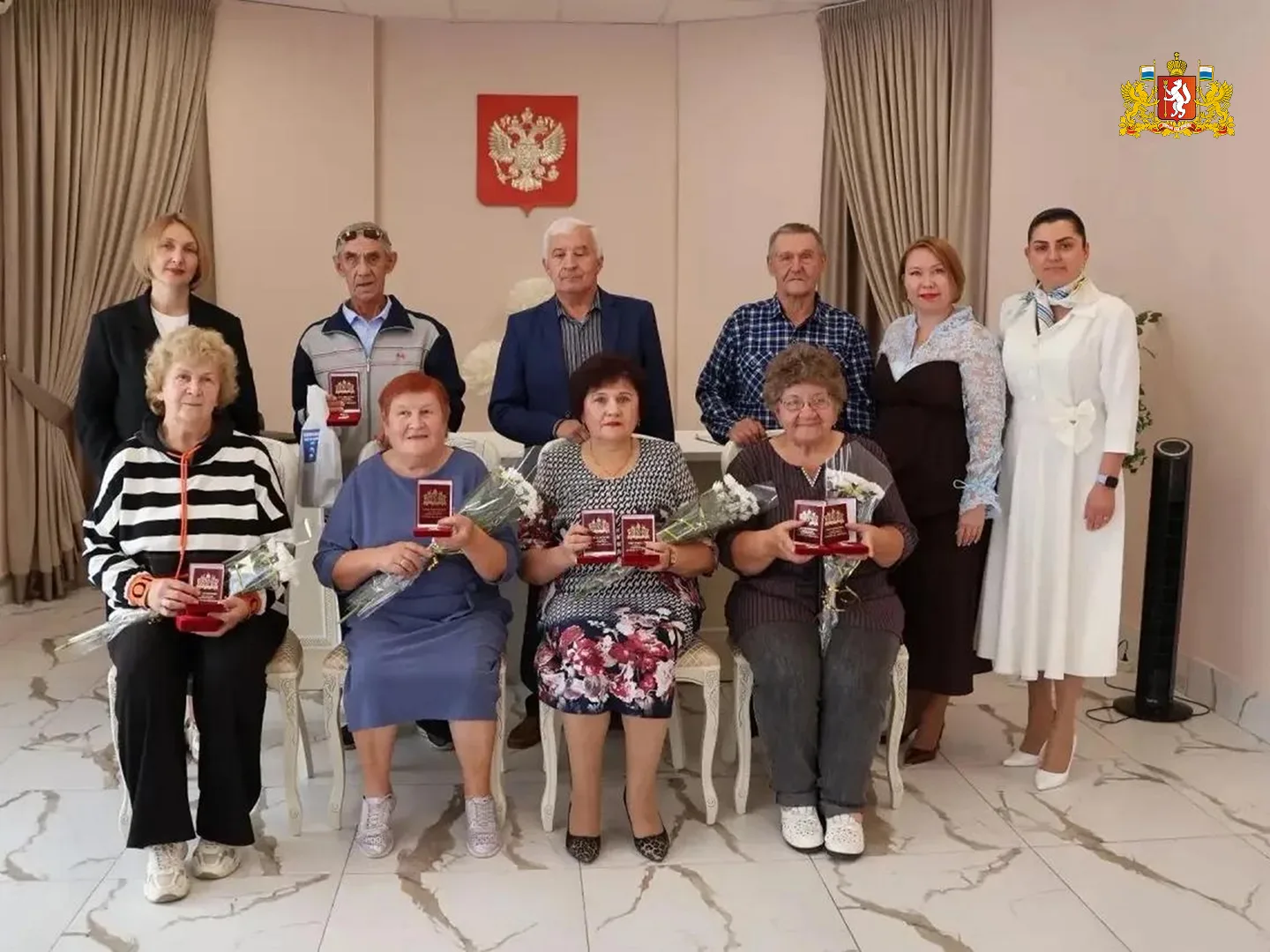 ❤️ Свердловские семьи-юбиляры из Лесного, Североуральска и Режа получили знаки отличия ...