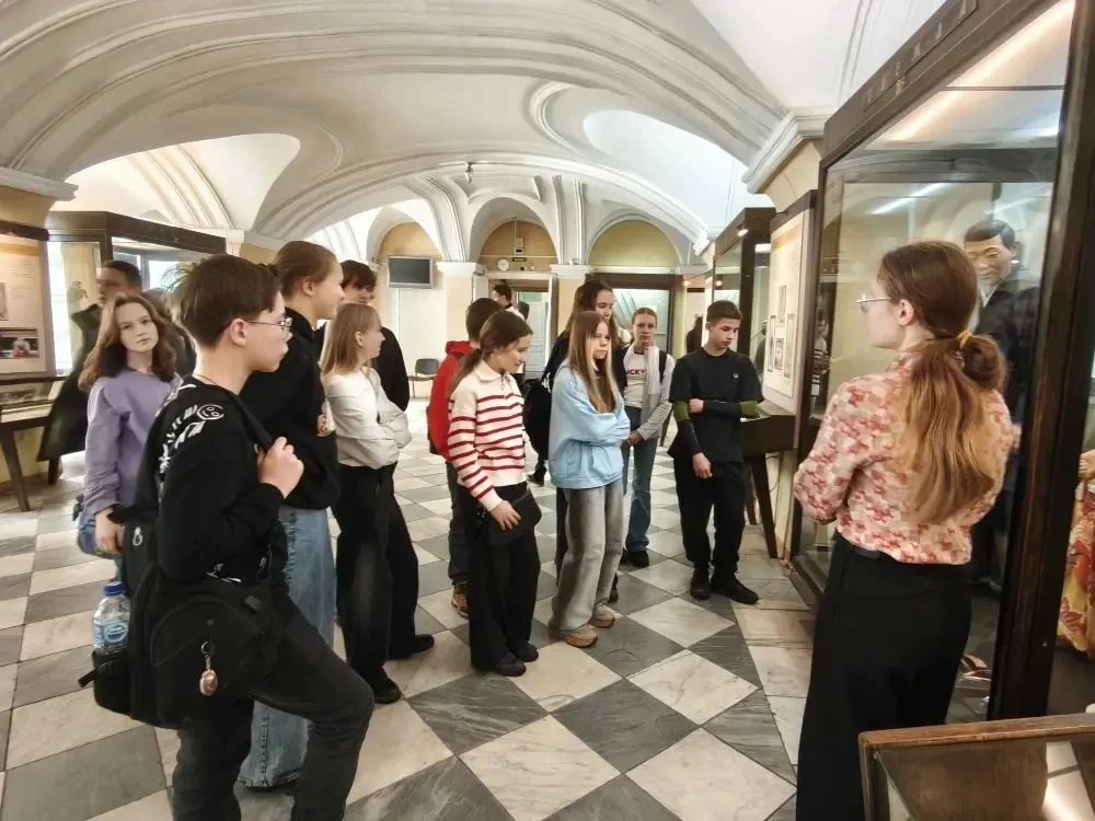 Учащиеся 7М класса в дни каникул посетили с экскурсионной поездкой город Санкт-Петербург, побывав в 