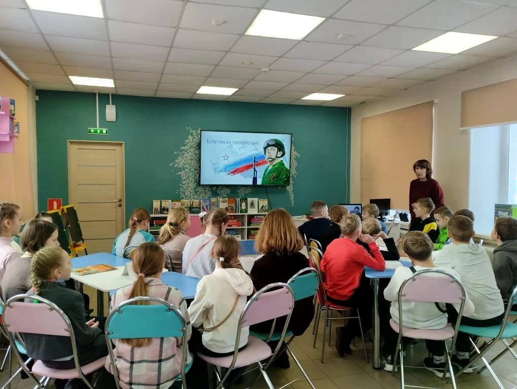 В библиотеке «БИТ» для обучающихся 4 «б» класса прошел патриотический час «Есть такая профессия – Ро