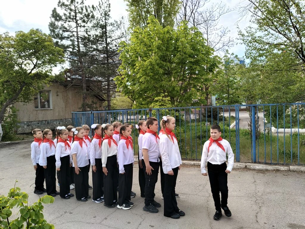 Красиво и зрелищно прошел сегодня смотр строя и песни среди учащихся 3-4 классов.  Каждый отряд прод
