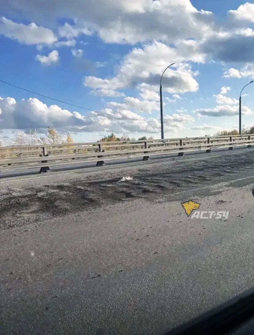 На Бугринском мосту в левой полосе разъеден асфальт