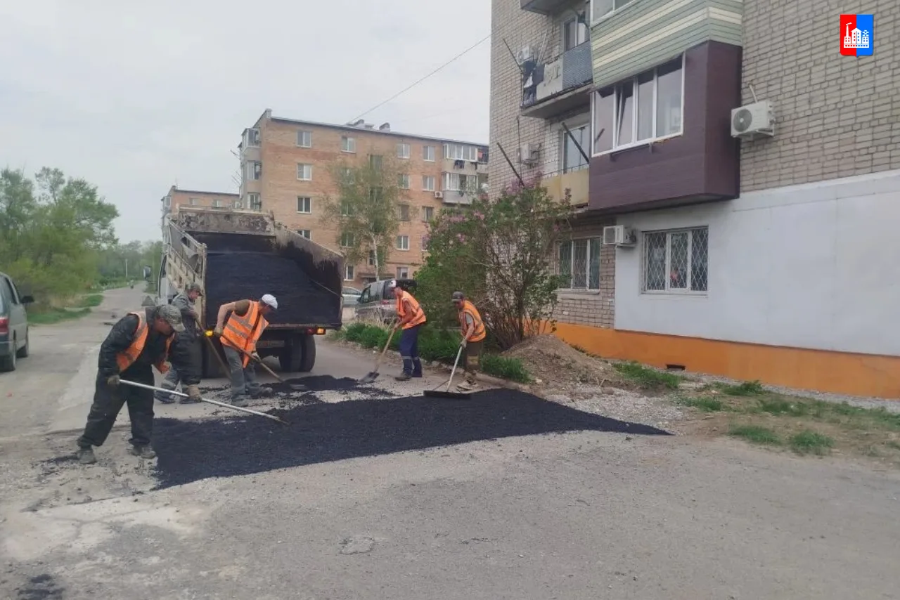 #работы_в_округе  Продолжаются работы на дорогах округа.   ✔️Бригады специалистов оперативно устраня