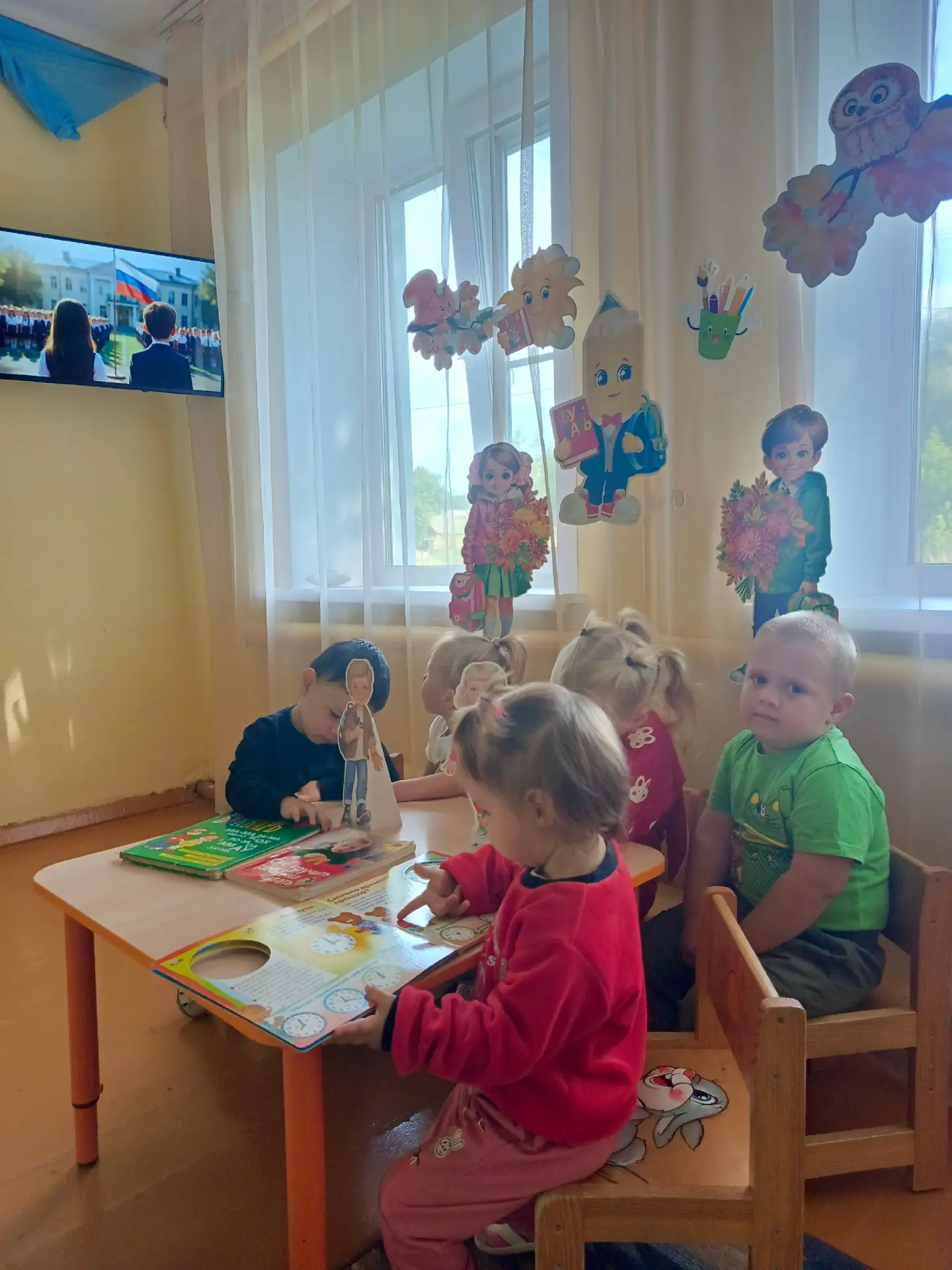 День знаний прошел не только у школьников, но и в нашей дошкольной группе! Пусть  празд...