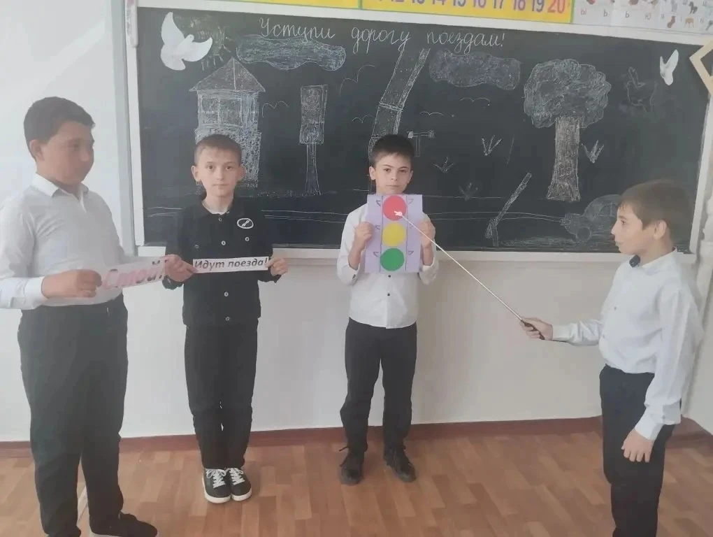 Сегодня в 4  классе  был проведен классный час «Уступи дорогу поезду!». Дети говорили о...