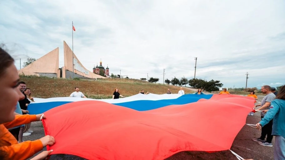 Молодежь из Херсонской области развернула огромный флаг России

В День России активисты Херсонской о