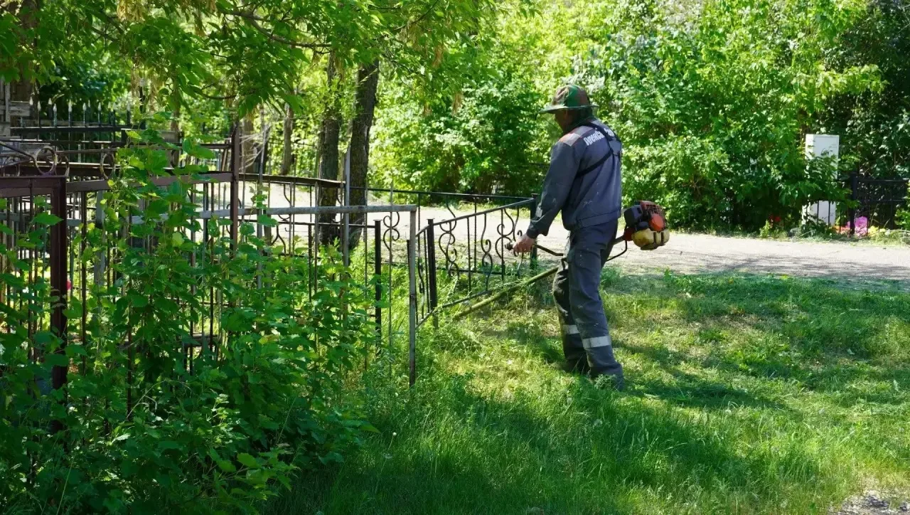 🌿 В Оренбурге коммунальщики убираются на кладбищах  #Про_Общество  В Оренбурге уделяется внимание са