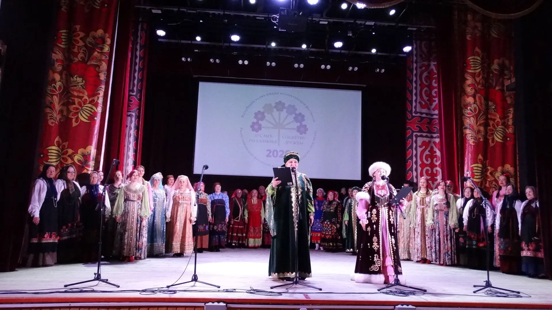 В районном Дворце культуры состоялся республиканский фестиваль «Соцветие дружбы» — праз...