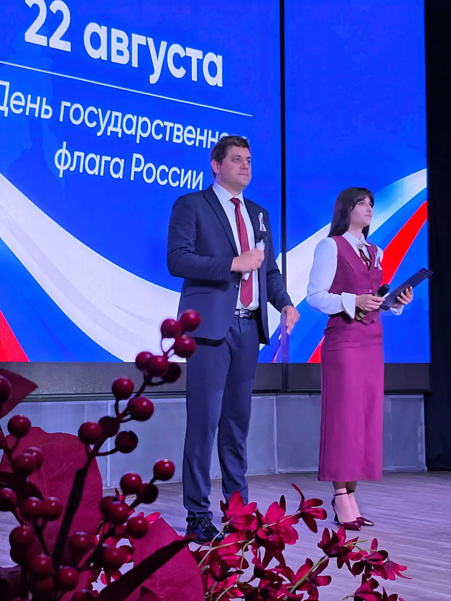 Легендарный Триколор окружён многовековой славой, он видел победы Петра, знамена Суворо...