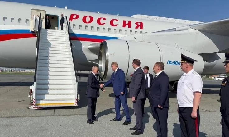 Зачем Владимир Путин на самом деле прилетал в Сибирь?

В Иркутске Президент побывал на авиационном з