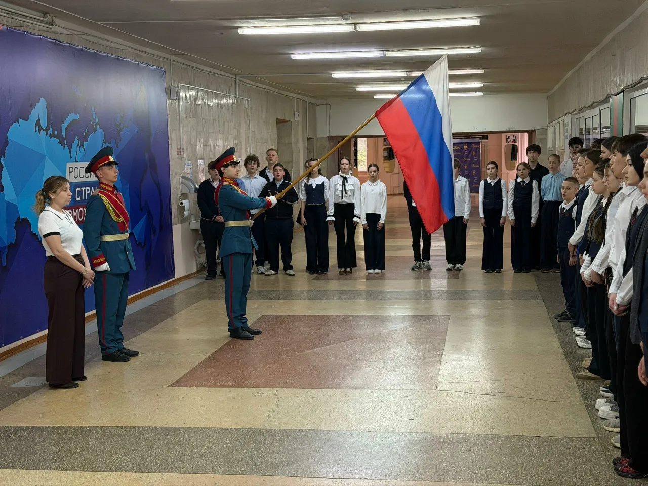 😃Учебная неделя в общеобразовательных организациях началась с торжественной линейки и поднятия госуд
