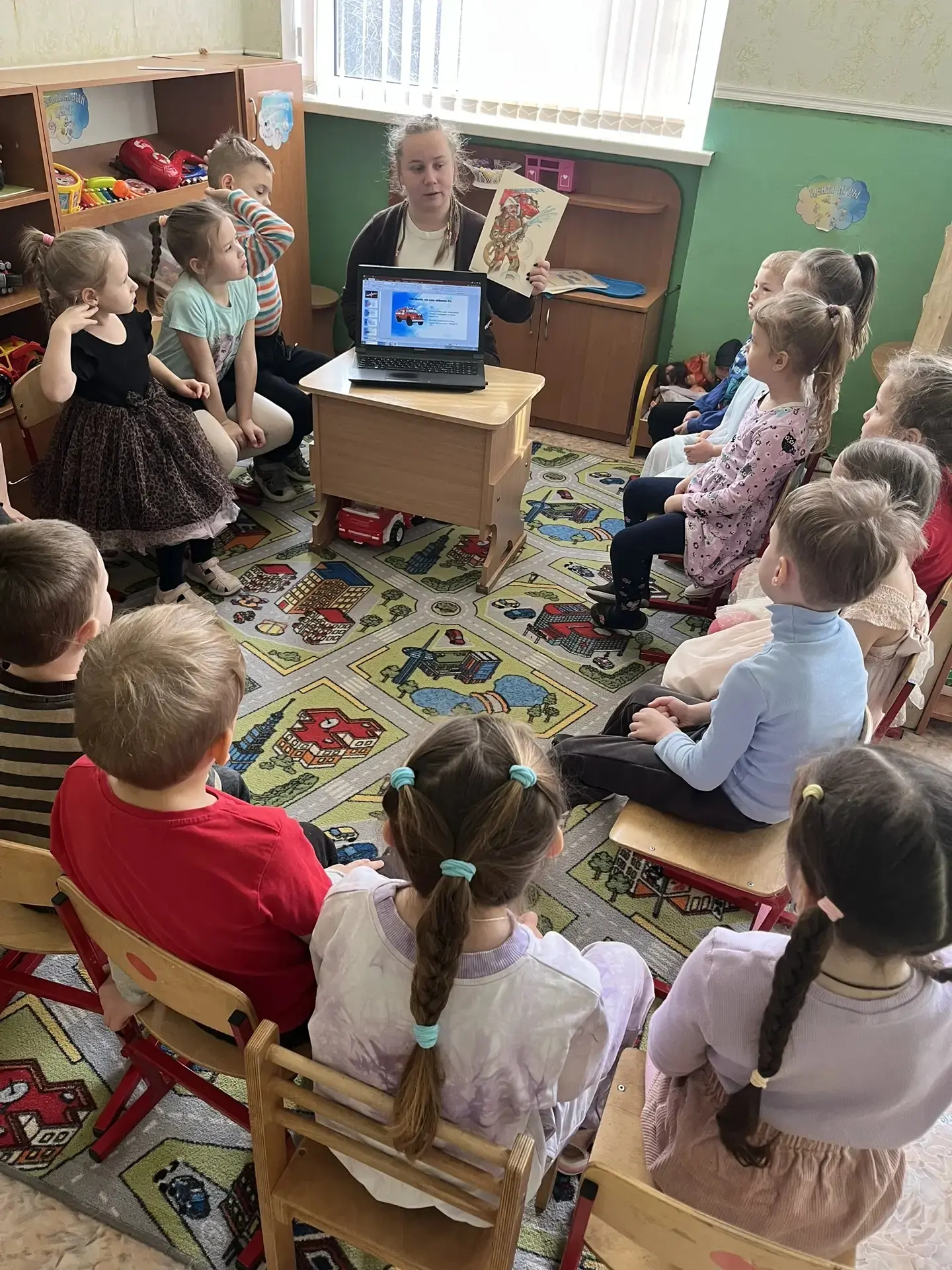 Сегодня в группе « Подсолнухи» ,прошено занятие на тему « Гражданская Оборона»