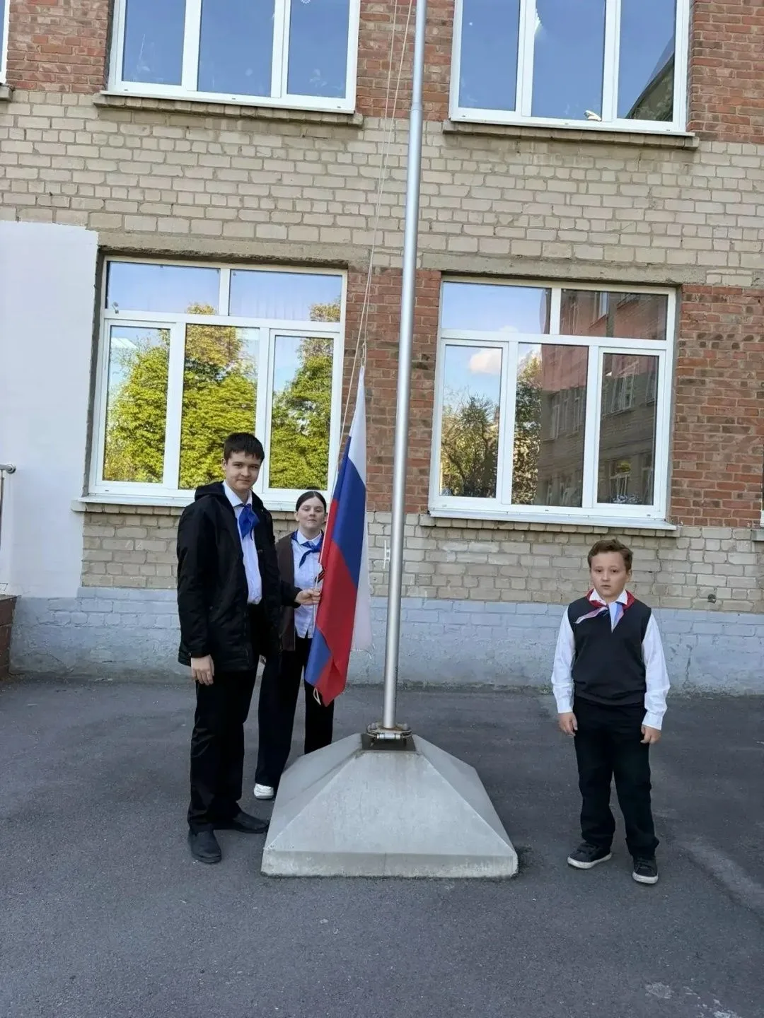 Линейка поднятия флага начала учебную неделю в нашей гимназии!  Почётное право заслужили ученики 6 «