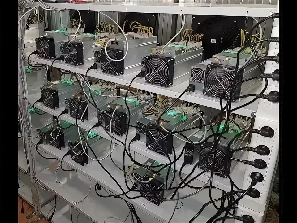 🤑Майнер в Шелехове украл электричества на 23 миллиона — контейнер с техникой изъяли

32-летний пред