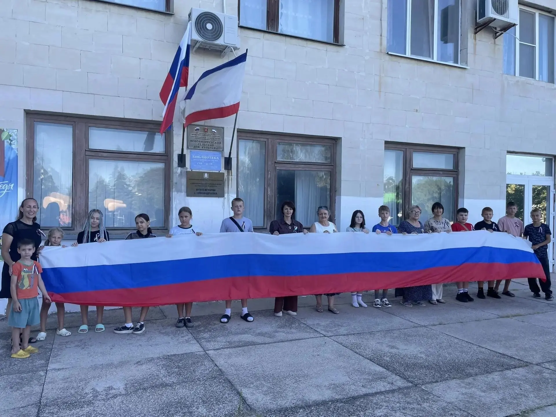 Во всех регионах страны проходит Всероссийская акция «Цвета Родины», приуроченная ко Дн...