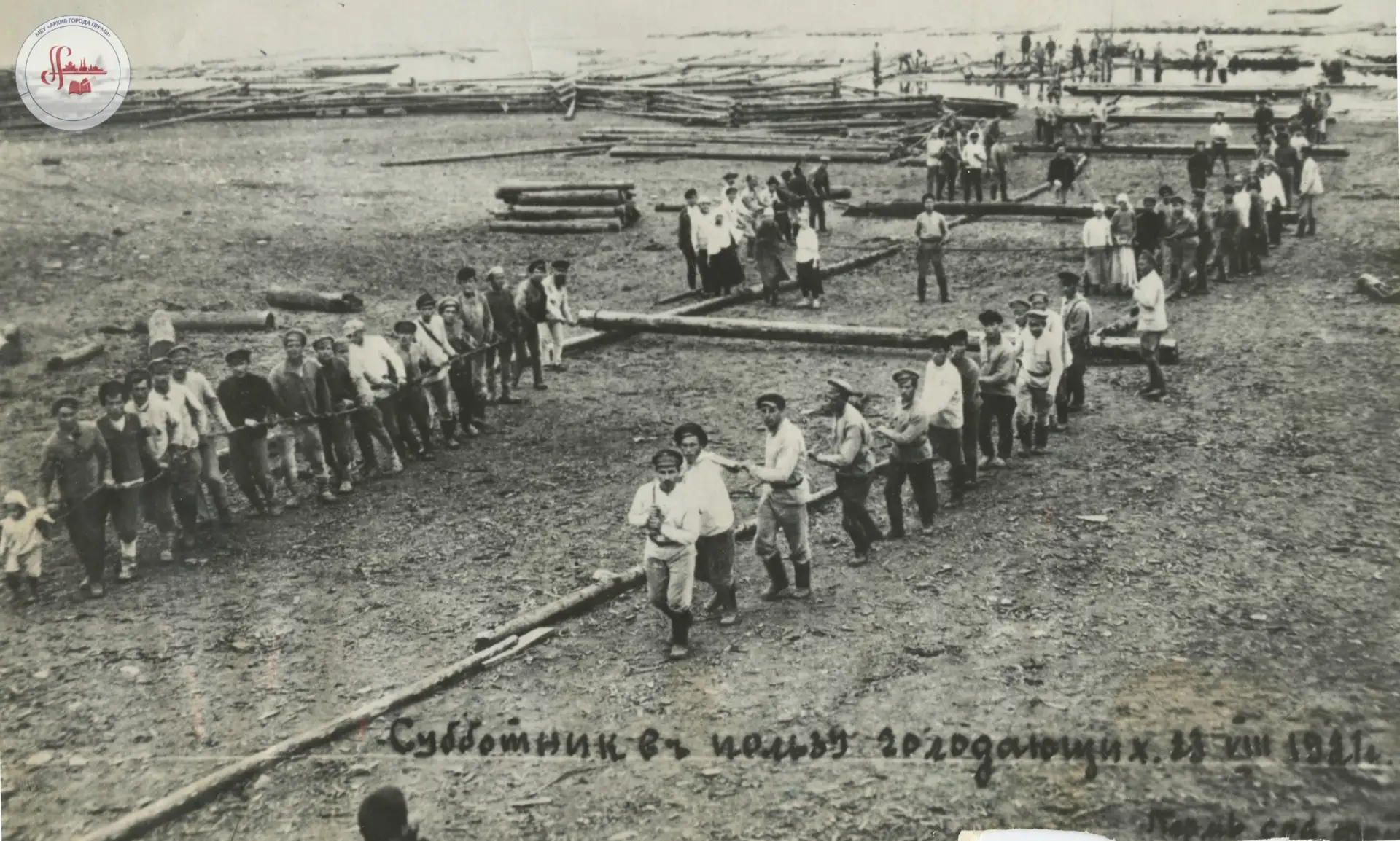 На архивной фотографии жители пос. Екатерининского (Балашихинского, ныне микрорайон Зао...