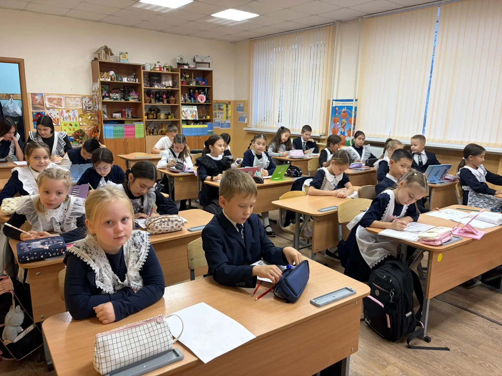 Сегодняшний день начался особенно важно и тепло! ✨📚