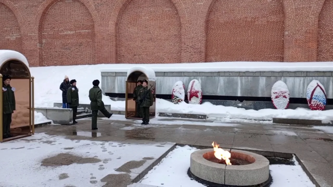 🕯️В период с 12 по 18 января старшеклассники #Родной36 несут Вахту Памяти на Посту №1 г у Вечного ог