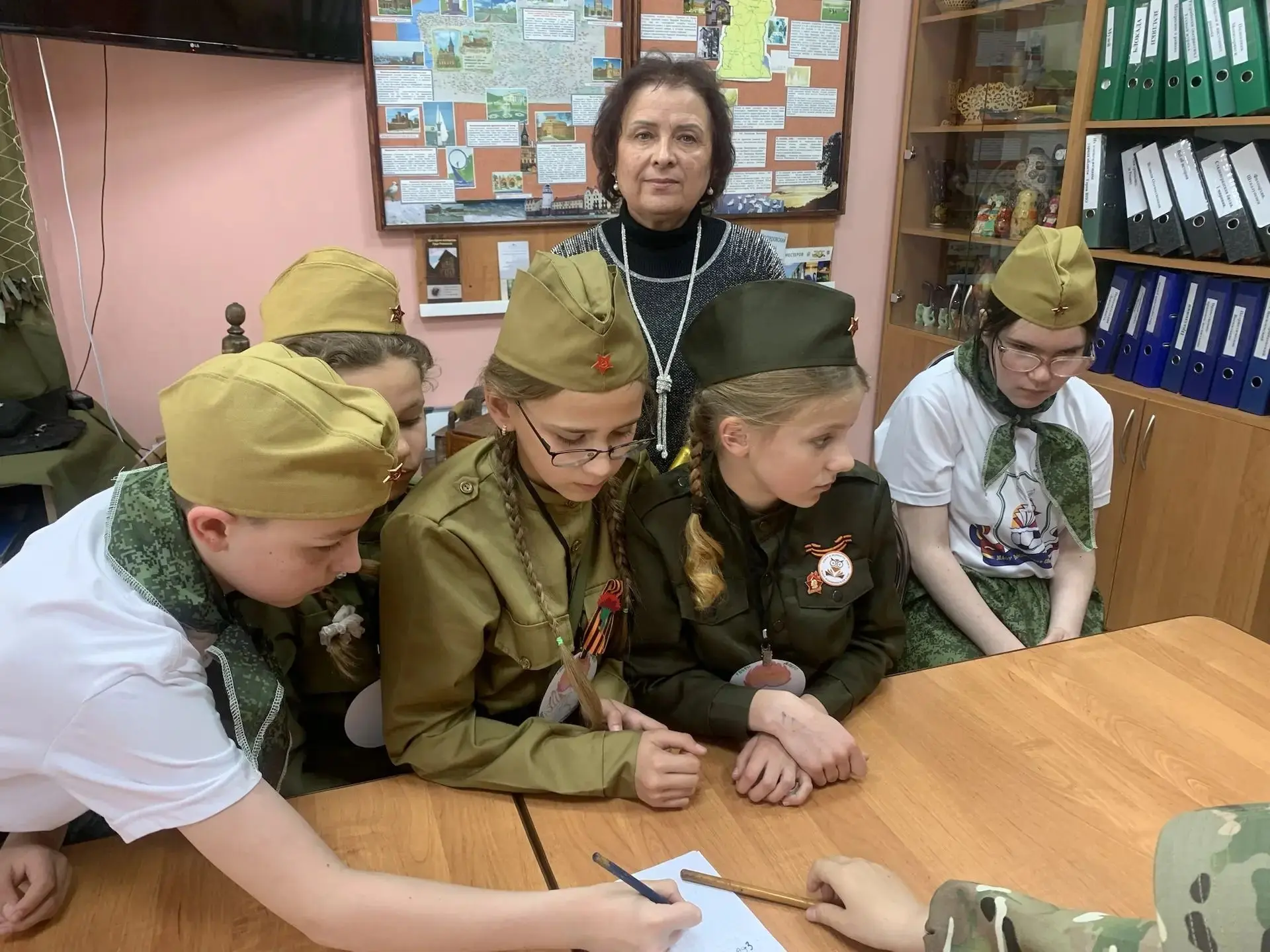 Руководитель музея В. Н. Тютикова Дома детского творчества рассказала ребятам 5-х класс...