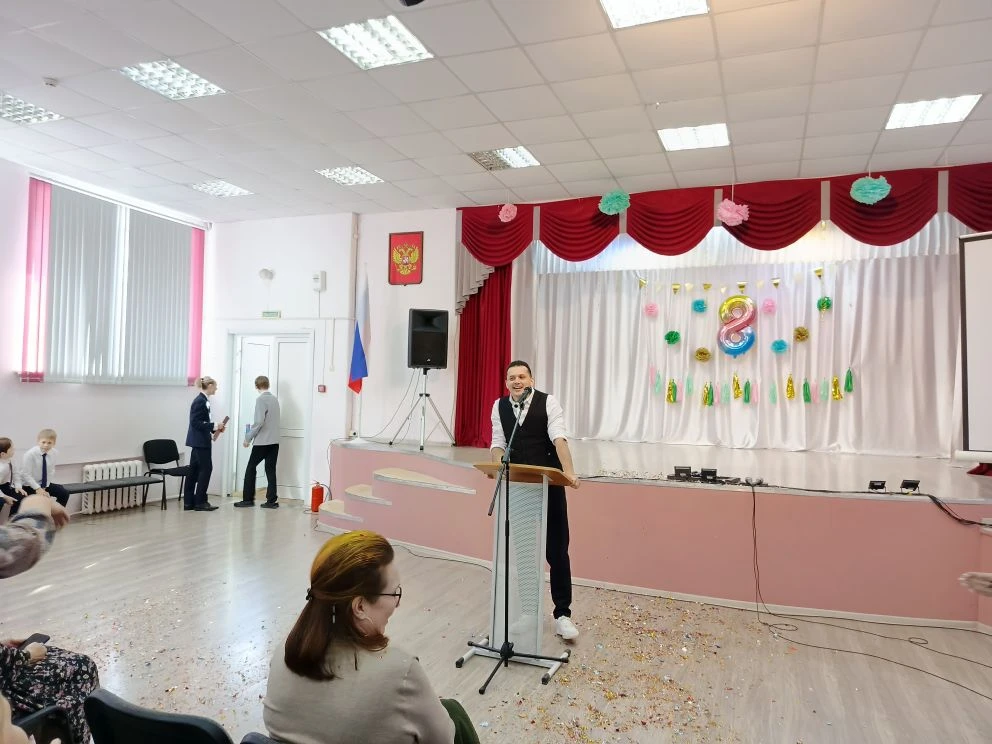 "ВЕСЕННЕЕ КОНФЕТТИ" в актовом зале! 💥🌷☀ Сегодня в нашем лицее было особенно тепло и солнечно, даже н