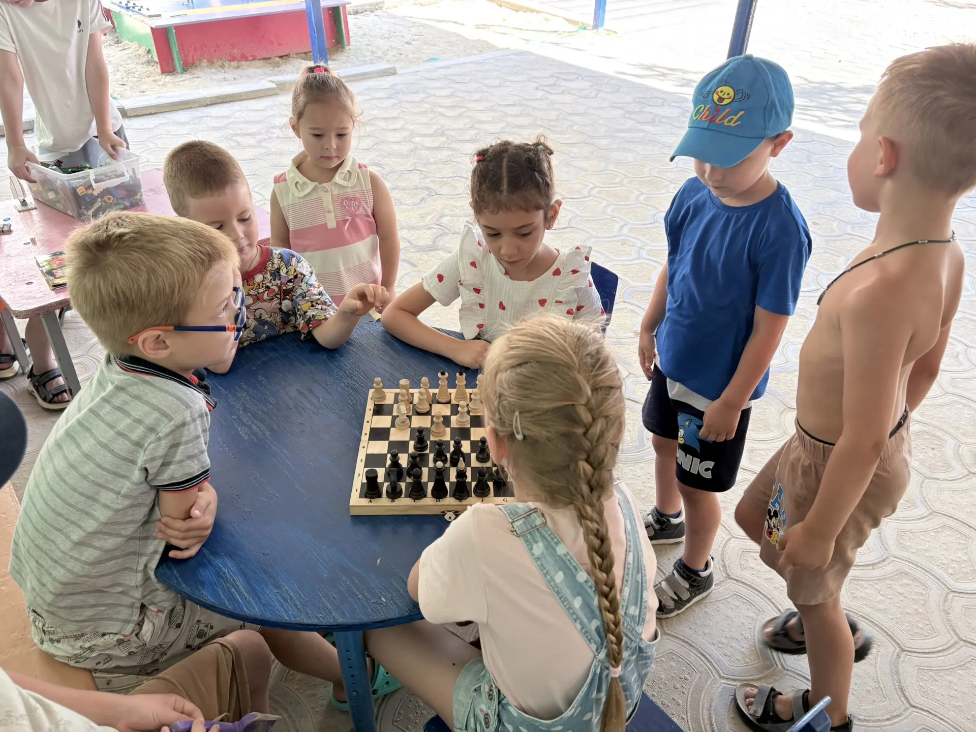 Сегодня отмечается  международный день  шахмат♟️ дети познакомились с фигурками , шахматной доской и