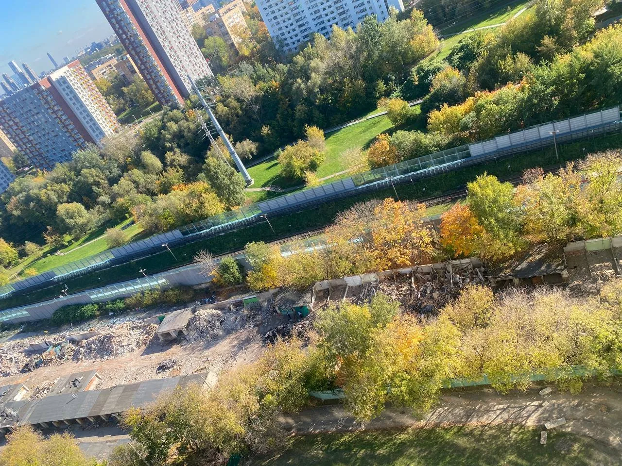 🚜 На Малой Филёвской продолжают разбирать гаражи у путей метро