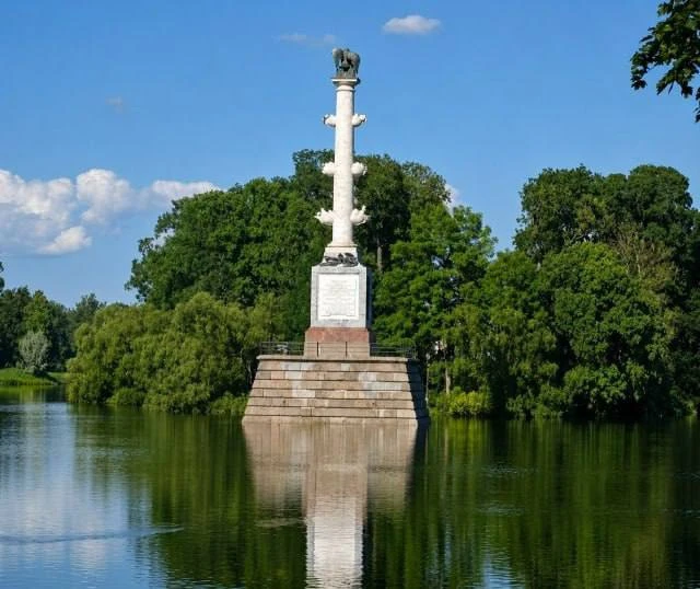 Интересное место: Чесменская колонна — морской триумф среди вод Большого пруда