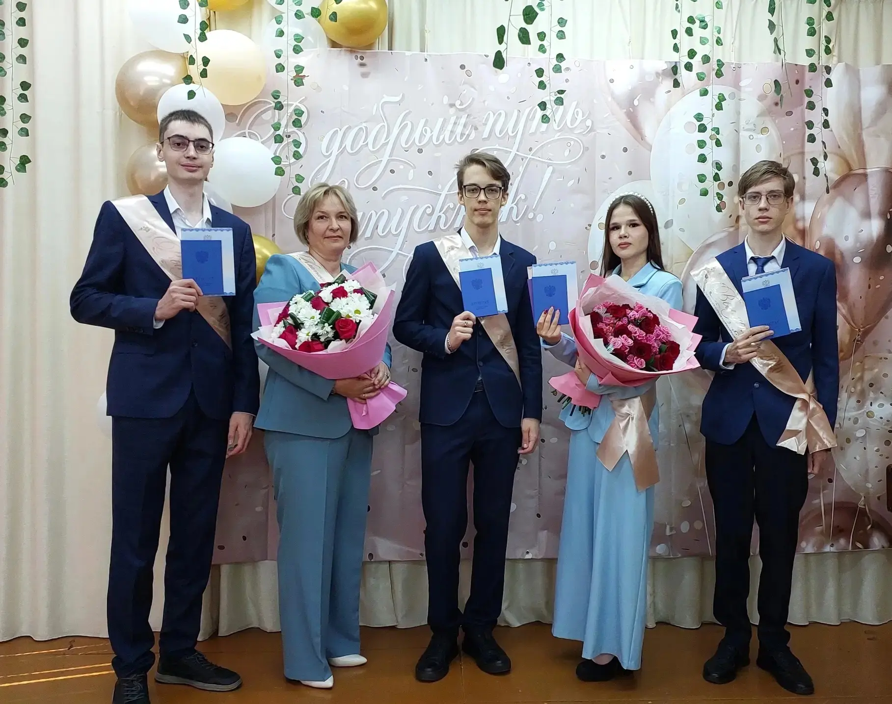 🎓 Выпуск 2026: Новая глава начинается!

Для наших одиннадцатиклассников прозвенел последний школьны